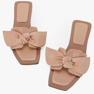 BOWTIE Sandal. Size 8. Camel color